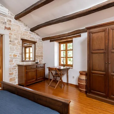 Little Owl Estate - Authentic Istrian Stone Villa *