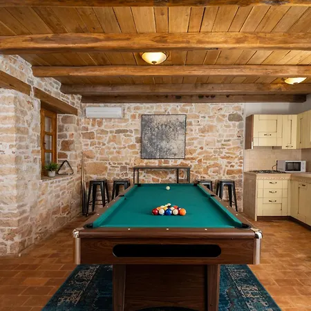 Little Owl Estate - Authentic Istrian Stone 别墅