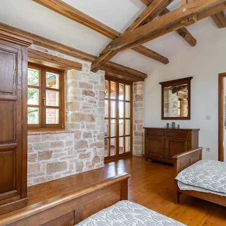 Little Owl Estate - Authentic Istrian Stone 别墅