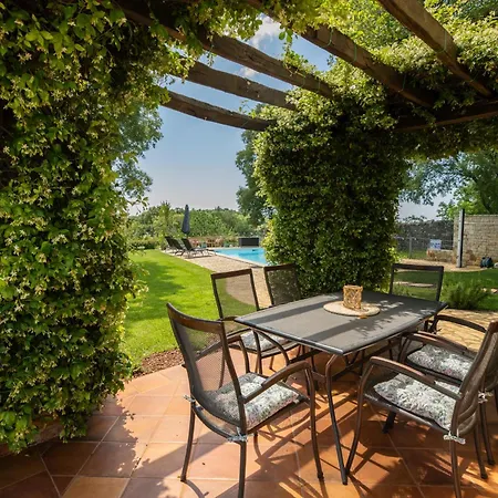 Little Owl Estate - Authentic Istrian Stone 别墅